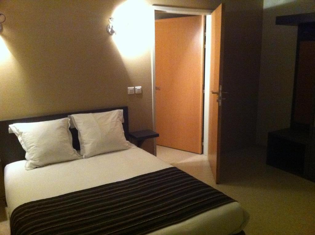 Fasthôtel Le Râle Des Genêts Dun-sur-Meuse Quarto foto